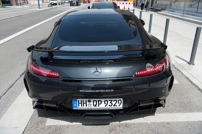 超级跑车奔驰AMG c63 v8双涡轮黑色停在汉堡的街道上